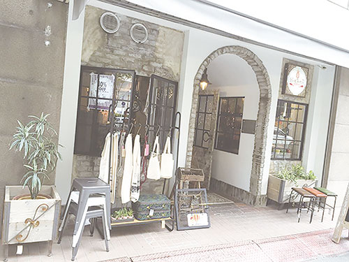 雑貨のお店をオープン。